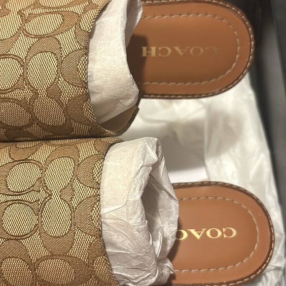 Women’s Coach slides - Picture 6 of 6